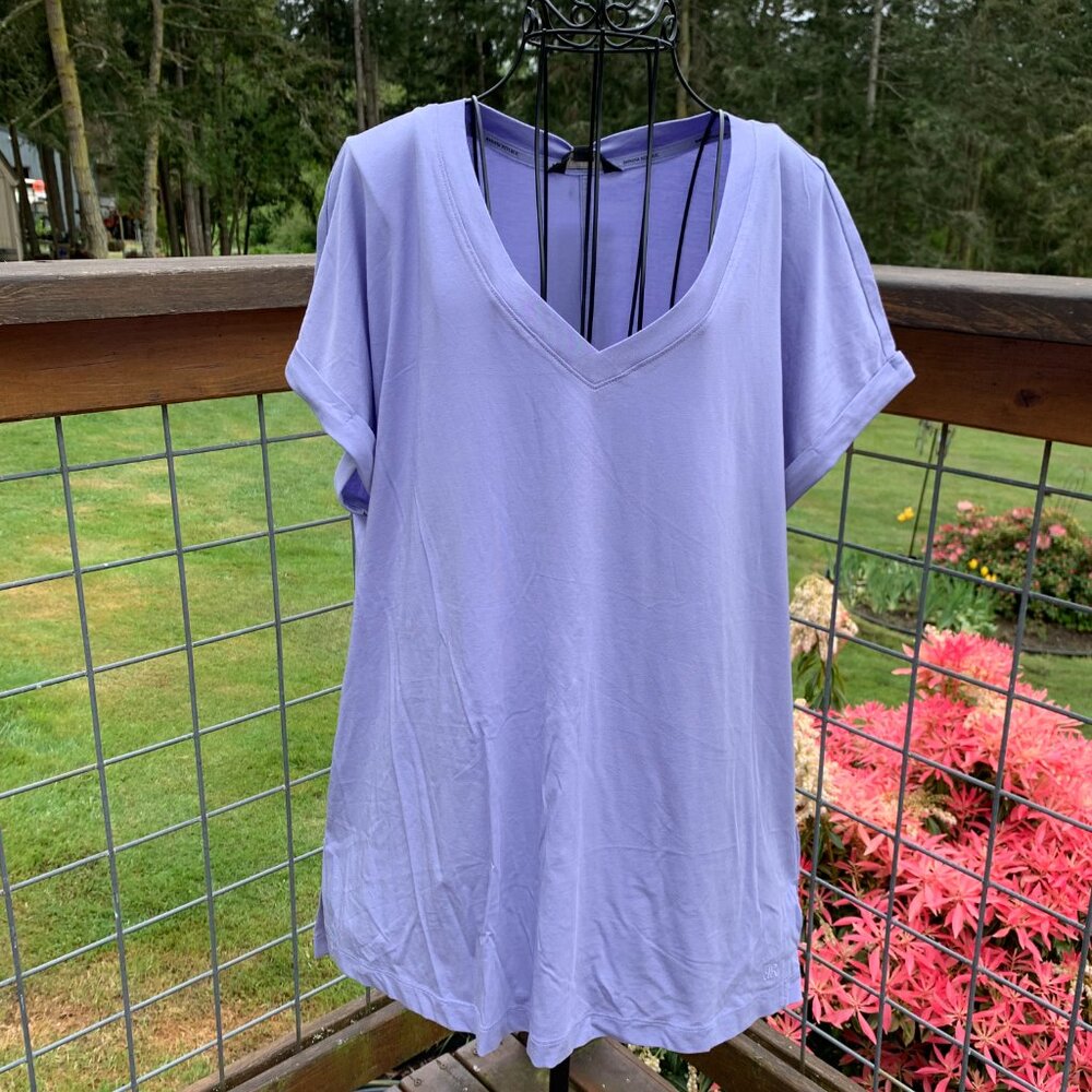NWT Banana Republic Women's size Large Lilac Purple V-Neck T-shirt